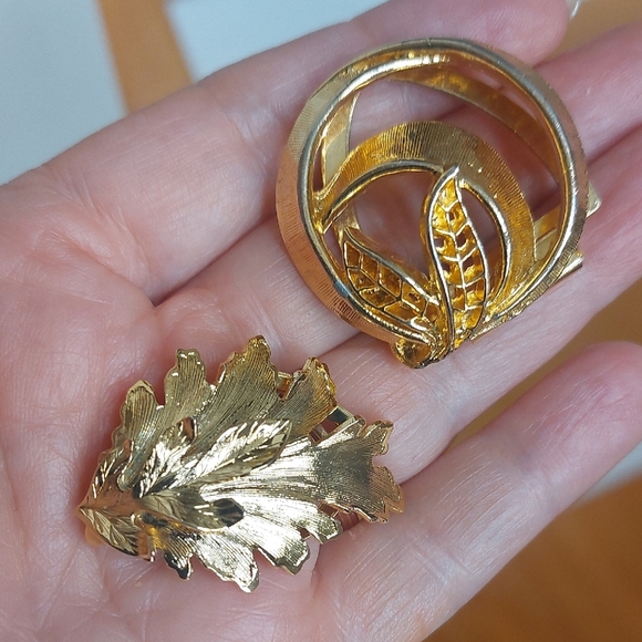 Vintage Lot Of 2 Goldtone Scarf Clips Leaf Circle - Picture 1 of 3